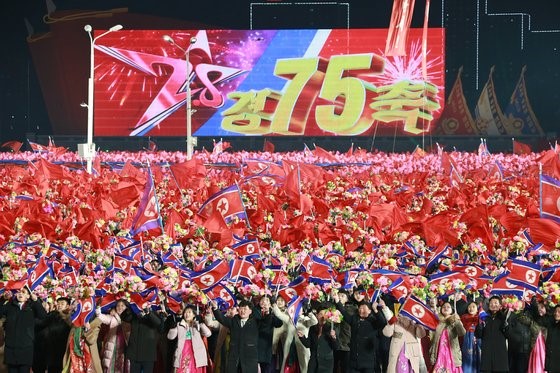 据朝鲜劳动党机关报《劳动新闻》2月9日报道，朝鲜在人民军创建(建军节)75周年的2月8日，在平壤金日成广场举行了阅兵式。图为朝鲜居民挥舞着朝鲜国旗欢呼。【照片来源：NEWS1】