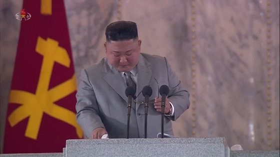 2020年10月10日，朝鲜举行纪念劳动党成立75周年的阅兵式，当时穿灰色西装的金正恩委员长在演讲中号召大家一起克服灾难，并摘下眼镜擦拭眼泪。【照片来源：韩联社】