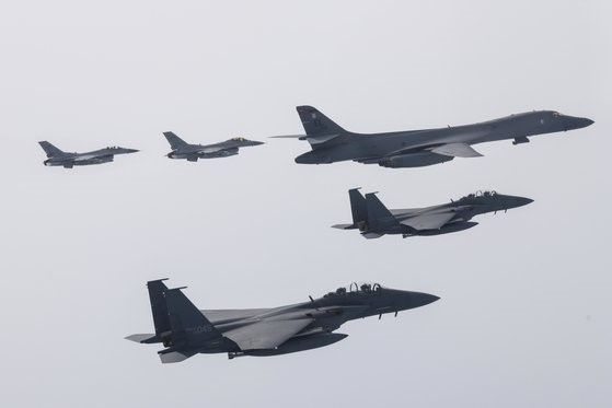 图为本月3日，韩方F-15K和KF-16战斗机和美方B-1B战略轰炸机在韩半岛西部海域及中部内陆上空参与联合空中演习。【照片来源：韩国国防部】