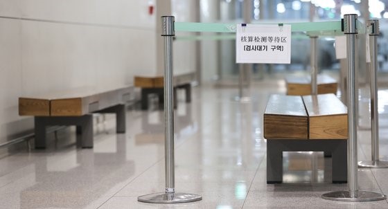 图为本月1日上午，在仁川国际机场T2航站楼设置的中国入境人员核酸检测等候区空无一人。【照片来源：韩联社】
