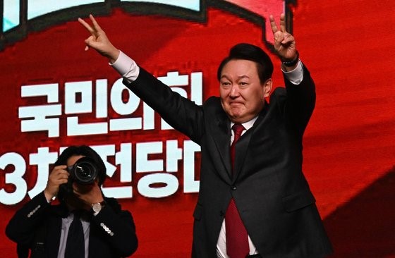 图为8日，尹锡悦总统在韩国国际展览中心举行的国民力量党全党大会上致意。【摄影：张珍煐 记者】