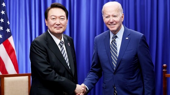 图为去年11月13日，在柬埔寨金边一家酒店举行的韩美首脑会谈上，韩国总统尹锡悦与美国总统拜登正在握手。【照片来源：韩联社】