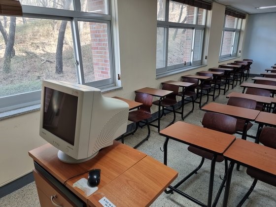 庆北某4年制私立大学教室内摆放着旧电脑显示器。【摄影：李厚娟 记者】