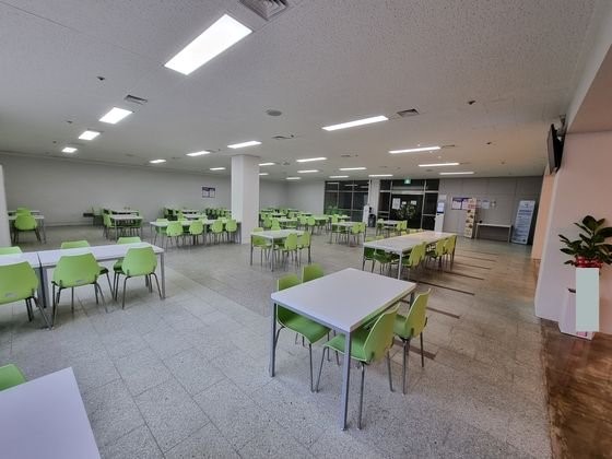 本月10日上午11时50分，全北某私立大学学生食堂空无一人，当天吃午饭的学生只有10多人。【摄影：李厚娟 记者】