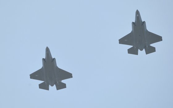 图为韩国空军F-35A编队正在飞行。【照片来源：中央图片库】