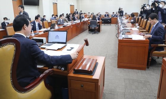 16日，柳性杰小委员长在国会企划财政委员会租税小委员会上敲着议事锤。【照片来源 : NEWS1】 