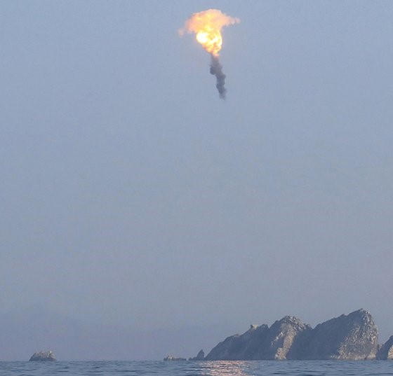 朝鲜表示，本月27日“针对咸镜北道金策市前的目标岛屿进行了模拟核袭击，并在目标上空500米处引爆了弹头”，并于28日公开了相关照片。【照片来源：朝中社=韩联社】