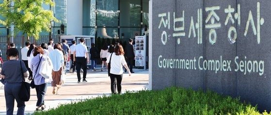 图为到政府世宗办公大楼上班的韩国公务员。【照片来源：韩联社】