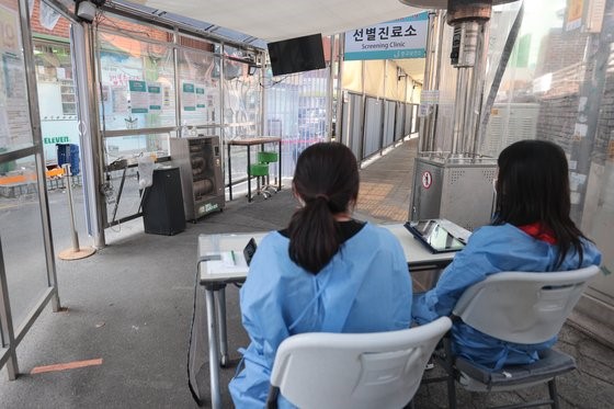 图为29日首尔中区保健所筛选诊疗所的情景。【照片来源：韩联社】