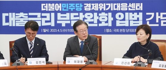 图为5日上午，共同民主党党首李在明在首尔汝矣岛国会举行的“贷款利率减负立法恳谈会”上做开场发言。【照片来源：NEWS1】