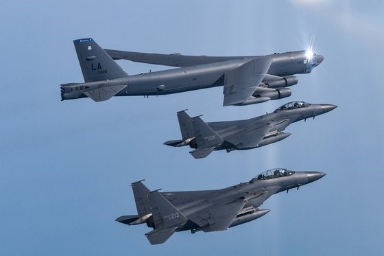 图为上月6日，韩美空军在韩半岛西海上空举行韩方F-15K、KF-16战斗机和美方B-52H战略轰炸机参与的联合空中演习。【照片来源：韩国国防部】