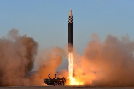 朝鲜劳动党机关报《劳动新闻》上月17日表示，前一天(16日)进行了“火星-17”型洲际弹道导弹(ICBM)发射训练。【照片来源：劳动新闻】