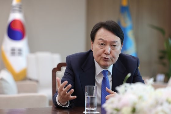 韩国总统尹锡悦18日在首尔龙山总统办公室接受路透社采访。尹锡悦在列出几种条件的同时暗示向乌克兰提供武器支援的可能性，在国内外引发了争议。【照片来源：韩总统室】