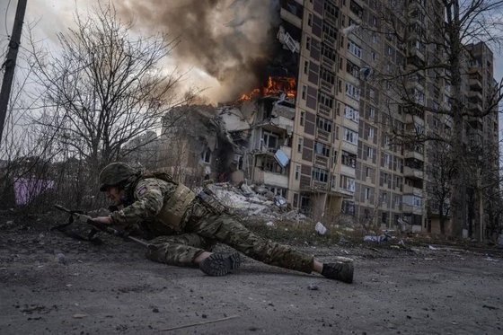 图为乌克兰阿夫迪夫卡警察为躲避俄军炮击正在掩蔽。【照片来源：美联社=韩联社】