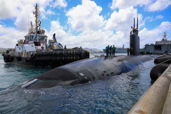 图为美国海军俄亥俄级核战略潜艇USS“内华达”号(SSBN-733)今年1月停靠在太平洋关岛阿尔法码头。【照片来源：美国太平洋舰队推特】