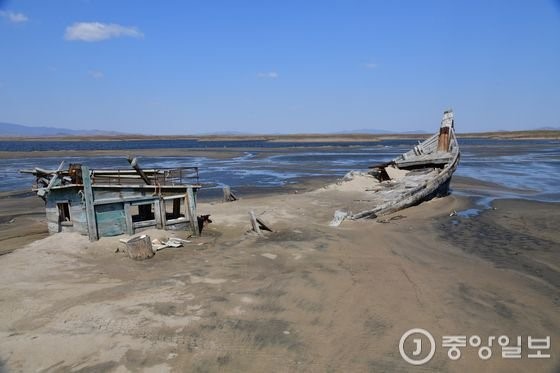 图为在俄罗斯滨海边疆区波西耶特地区的一处海岸上失事的朝鲜木船。【照片来源：姜东完(音) 东亚大学教授】