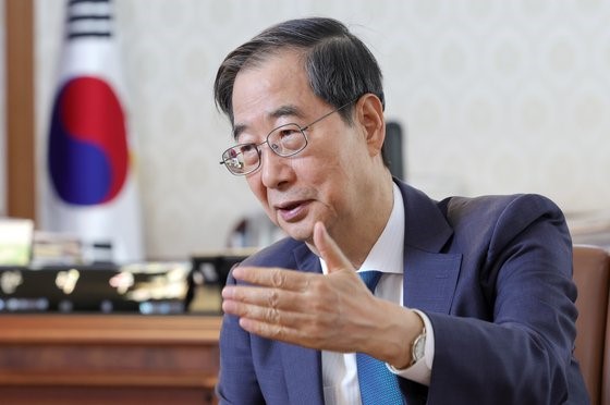 韩国国务总理韩德洙在即将迎来就任一周年之际，于15日上午在政府首尔厅舍办公室接受了《中央日报》采访。【摄影：姜正贤 记者】
