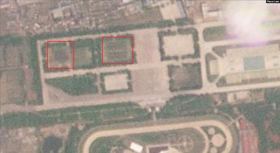 图为美国民间卫星照片服务企业Planet Labs本月14日拍摄的位于平壤郊外的美林机场西北侧训练场的卫星照片。在红色方框内发现了疑似车辆的物体。【照片来源：美国之音官网截图】
