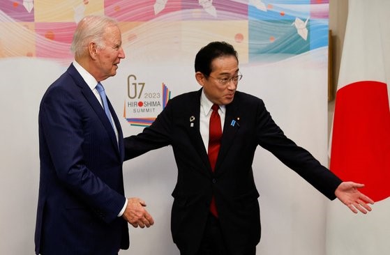 图为18日，日本首相岸田文雄正在为赴日出席19日至21日在广岛举行的七国集团(G7)峰会的美国总统拜登引路。【照片来源：路透社=韩联社】