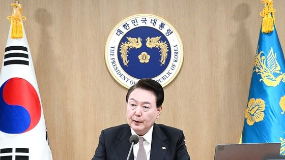 图为5月23日，尹锡悦总统在龙山总统室办公大楼举行的国务会议上发言。【照片来源：韩总统室摄影记者团】