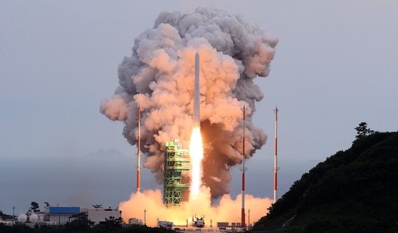 25日下午6时24分下午，在全罗南道高兴郡罗老宇宙中心，韩国自主研发的运载火箭“世界”号(KSLV-Ⅱ)正在发射升空。【图片来源：韩国航空宇宙研究院】