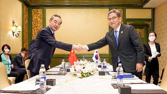 韩国外交部长朴振2022年7月7日在印度尼西亚巴厘岛举行“G20外长会议”时会见时任中国外交部长王毅并握手。去年12月末，秦刚接替王毅就任中国外长。【照片来源:韩联社】
