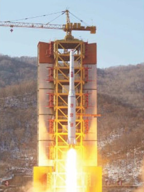 图为2016年2月，朝鲜正在发射声称用于发射人造卫星的“光明星”运载火箭。【照片来源：劳动新闻】