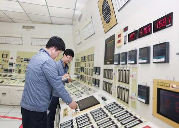 图为位于全罗南道灵光郡的韩国水电与核电公司韩光核电本部主控制室(MCR)全景。中间仪表盘的数字“100”意味着100%输出。【照片来源：韩国水电与核电公司】