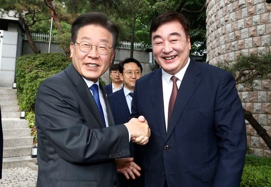 6月8日，共同民主党党首李在明(左)访问首尔中国大使馆官邸，与中国驻韩大使邢海明握手。双方就福岛污水海洋排放阻止方案等议题交换了意见、【照片来源：金贤东 记者】