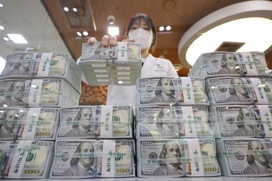 在首尔中区韩亚银行总行伪造变造货币应对中心，一名职员正在整理美元。【图片来源：韩联社】