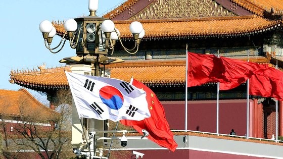 2017年12月15日，为纪念韩国总统对中国进行的国事访问，中韩两国国旗在北京天安门升起。【照片来源：路透社=韩联社】