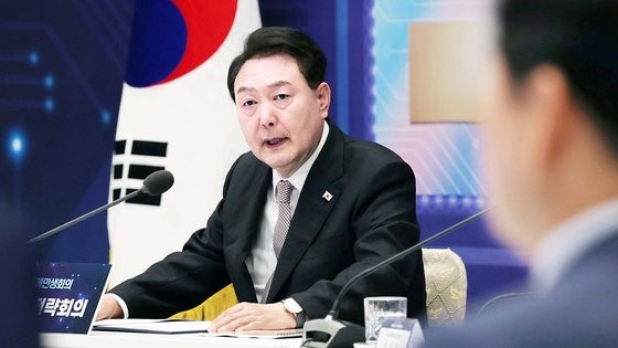 韩国总统尹锡悦8日在首尔青瓦台迎宾馆主持第17届紧急经济民生会议暨半导体国家战略会议。 韩总统室摄影记者团
