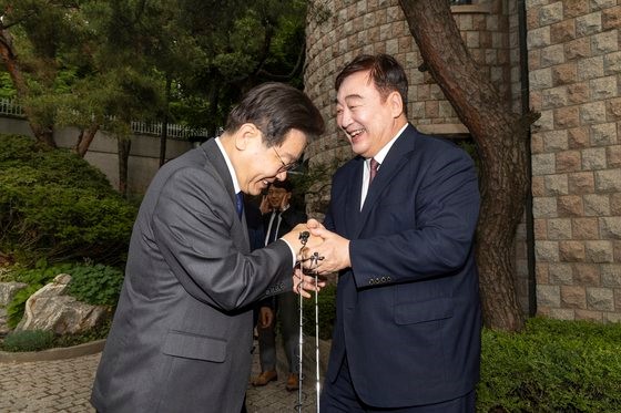 共同民主党党首李在明8日晚在首尔城北区中国大使官邸与中国驻韩大使邢海明进行会面。 【摄影：金贤东记者】