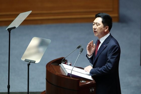 图为20日上午，韩国国民力量党代表金起炫在首尔汝矣岛国会举行的第407届国会(临时会议)第5次全体会议上正在进行国政交涉团体代表演讲。【照片来源：NEWS1】 