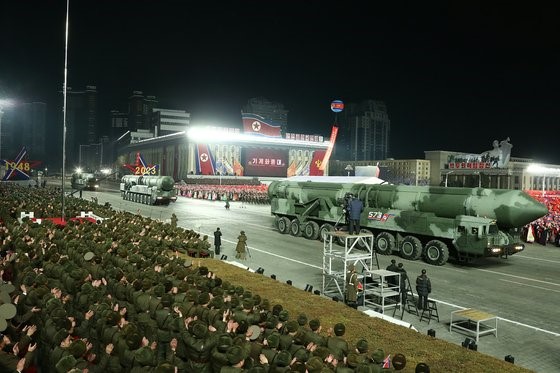 朝鲜《劳动新闻》9日报道称，朝鲜在人民军创建日(建军节)75周年的2月8日，在平壤金日成广场举行了阅兵式。朝鲜当时在阅兵式上公开了被推测为采用固体燃料发动机的新型洲际弹道导弹(ICBM)。【照片来源：劳动新闻=NEWS1】