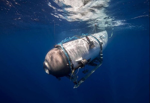 当地时间6月19日报道，一艘对泰坦尼克号沉船处进行深海探险的小型潜水器于18日与水面失去联系。