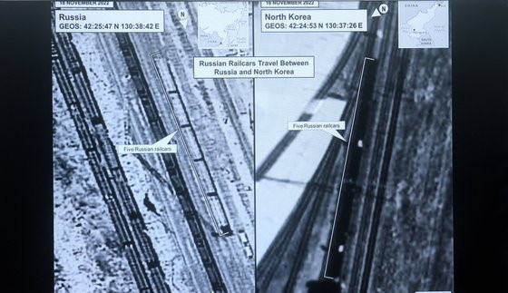 今年1月白宫公开的俄罗斯和朝鲜铁路的卫星照片。左图中的5节俄罗斯列车于去年11月18日从俄罗斯出发，第二天如右图所示抵达朝鲜，装载集装箱(据推测是武器)再次驶向俄罗斯。【照片来源：路透社、韩联社】