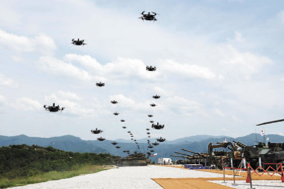 图为本月25日在京畿道抱川胜进科学化训练场举行的2023联合、协同火力击灭演习中，群集无人机正在飞行。【照片来源：韩国国防部】