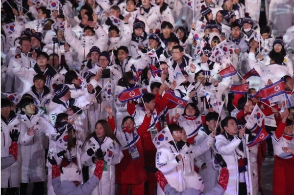 图为2018年平昌冬奥会当时的闭幕式上韩朝代表团入场。【照片来源：韩联社】