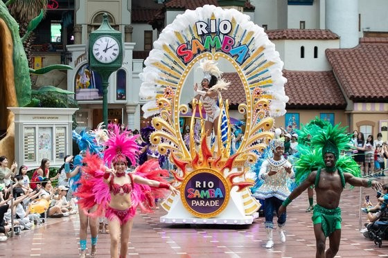 本月16日，乐天世界时隔3年重启桑巴狂欢节游行。包括来自巴西本土的11名桑巴舞者在内，每天将有100多名舞者进行两场演出。【照片来源：乐天世界】