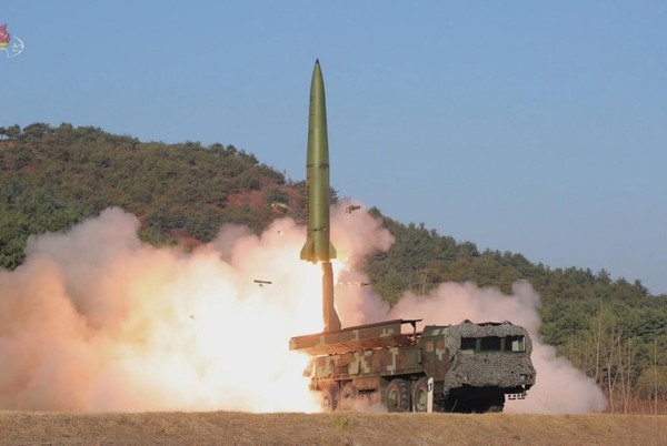 朝鲜发射短程弹道导弹(SRBM)的场面。【照片来源：朝鲜中央电视台=韩联社】