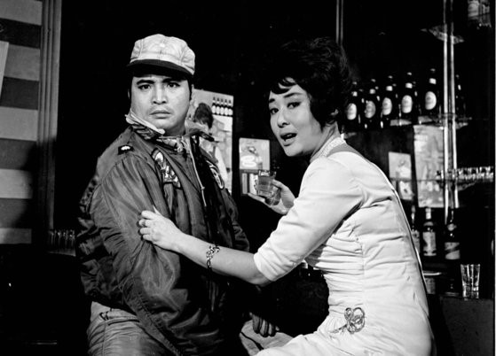申荣均(左)主演的电影《红色飞行围巾》(1964)剧照。【照片来源：申荣均艺术文化财团】
