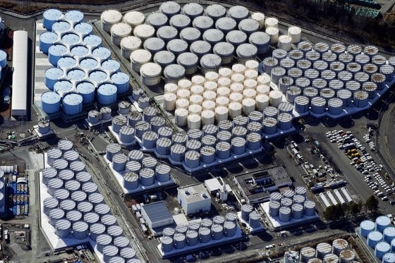 图为2021年2月13日拍摄的福岛第一核电站的污水罐。【照片来源：韩联社】