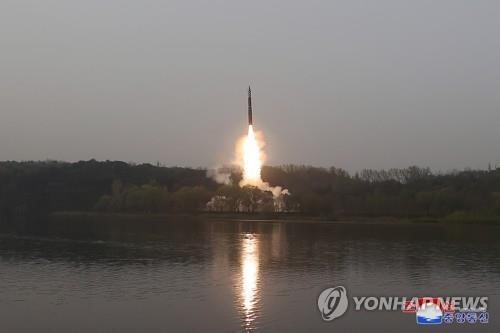 这是朝中社今年4月公开的朝鲜使用固体燃料的ICBM"火星-18"型发射场面。【照片来源：韩联社】