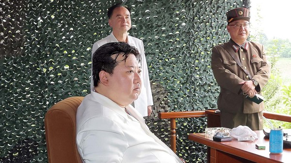 朝鲜中央通讯社13日报道称，朝鲜12日在国务委员会委员长金正恩的指导下试射了新型固体燃料洲际弹道导弹"火星-18型"。【照片来源：韩联社】 