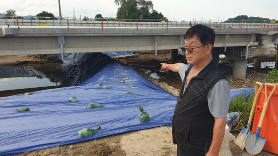 导致发生五松地下车道被倒灌的临时美湖江堤坝【照片来源：韩联社】