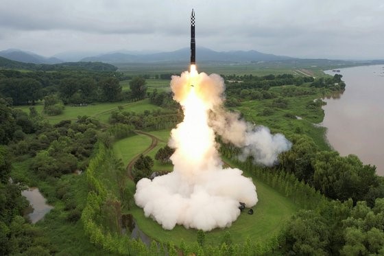 朝鲜《劳动新闻》13日报道称，朝鲜12日发射使用固体燃料的“火星-18型”新型洲际弹道导弹(ICBM)。报道称，朝鲜劳动党总书记金正恩对导弹试射进行了现场指导。这是朝鲜自4月13日以来时隔三个多月再次试射“火星-18型”导弹。【照片来源：NEWS1】