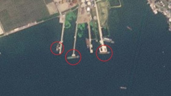 上月17日卫星拍摄到的朝鲜南浦油类装卸场照片中出现3艘油轮停泊(见红圈内)。【照片来源：Planet Labs、美国之音】