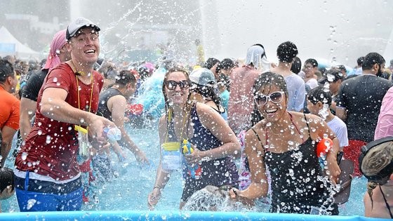 为迎接暑期旺季的到来，韩国全国各地都将举行地区庆典。图为在“正南津长兴水庆典”中愉快享受清凉的外国玩家。【照片来源：长兴郡】