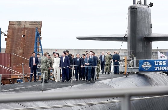 韩国总统尹锡悦和夫人金健希女士19日下午登上停泊在釜山南区海军作战司令部釜山作战基地的美国俄亥俄级核动力弹道导弹潜艇(SSBN)肯塔基号(SSBN-737)。【照片来源：NEWSIS】